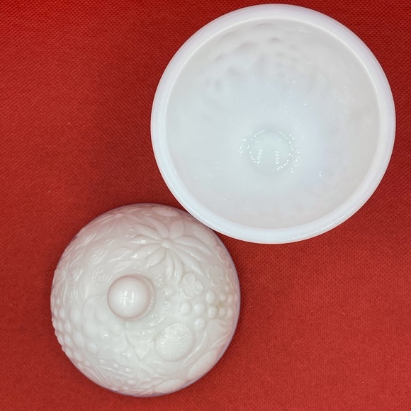 🍬Vintage Avon Pedestal Milk Glass Candy/ Trinket Dish With Lid - Picture 5 of 7